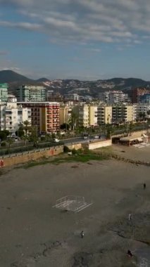 Popüler Akdeniz kıyısındaki yemyeşil muz tarlalarıyla çevrili hızla gelişen bir bölgedeki ev inşaatının kuş bakışı görüntüsünü alın..