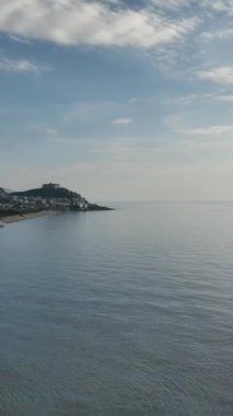 Yetenekli bir sörfçünün günbatımında ayakta duran bir sörf tahtasında spor ve rahatlamanın mükemmel bir karışımını sergilediği dinamik su macerasına tanık olun..