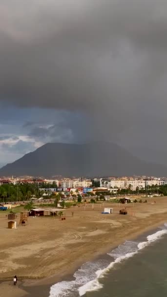 曇り空のプリズムを通して輝く二重虹の魔法を体験し アラニヤの美しいトルコの都市の上にサイクロニック雨を伴う — ストック動画