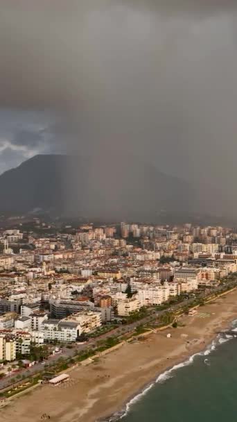 아름다운 도시인 알라냐 상공에서 벌어지는 현상을 포착하는 주기적 무지개에 놀라게 — 비디오
