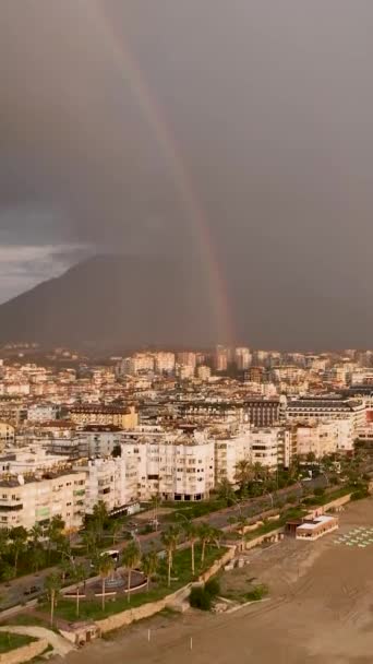让自己沉浸在旋风彩虹的魔力之中吧 因为一架无人驾驶飞机在美丽的阿拉亚市上空捕捉到了这一不同寻常的自然现象 涡旋的色彩和层叠的雨滴创造了一个 — 图库视频影像
