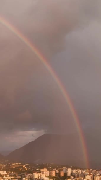 Obejrzyj Kalejdoskop Kolorów Jako Materiał Powietrza Uchwyci Czarującą Tęczową Symfonię — Wideo stockowe