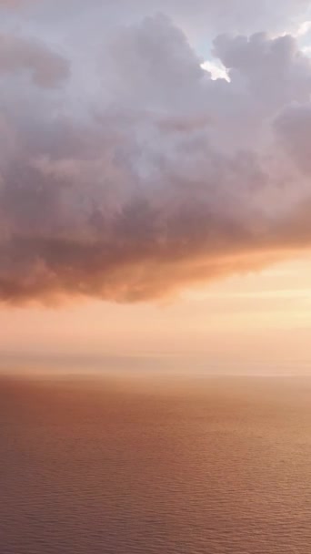 在这个垂直的视频中 你可以感受到一个海滨的喜悦 它揭示了日落时彩虹在海面上的活力 让风景如画的海景和鲜活的壁纸给你的视觉之旅增添一点魔力 — 图库视频影像