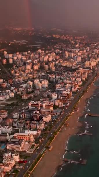 在土耳其的阿拉亚以这个垂直的视频见证了迷人的日落和令人惊叹的城市景观 让迷人的海景和鲜活的壁纸把你沉浸在这个迷人的城市的魅力之中吧 — 图库视频影像