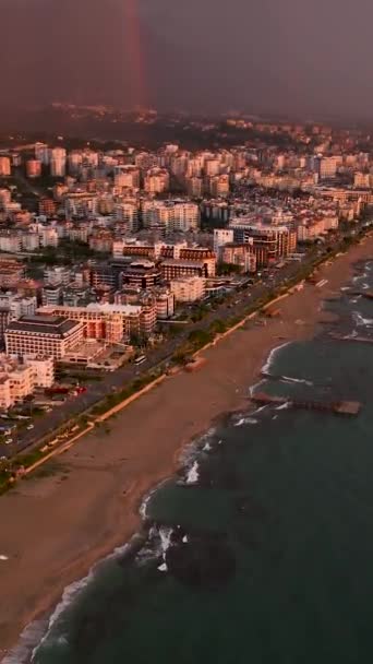 Huzur Şehrini Alanyas Zarif Günbatımını Şehir Panoramasını Gösteren Dikey Videoyla — Stok video