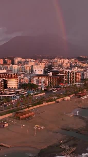 Skjønnheten Alanyas Bypanorama Opplyst Majestetisk Solnedgang Denne Vertikale Videoen Det – stockvideo