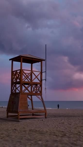 Dikey Videoyla Kıyı Sükunetini Sağlayın Huzurlu Deniz Manzarasına Bir Cankurtaran — Stok video