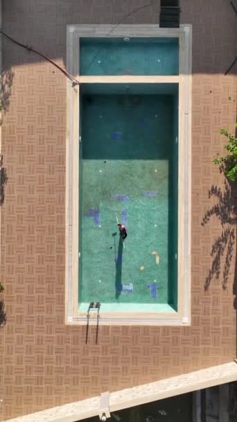 Get Mesmerized Vertical Video Dedicated Worker Cleans Dirty Pool Transforming — Stock Video