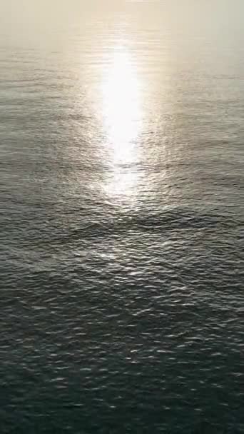 Побалуйте Себя Умиротворенной Красотой Туманного Заката Над Морем Волшебная Текстура — стоковое видео