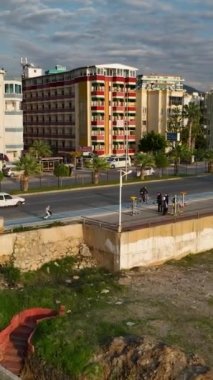 Sahildeki kışın büyülü esansını yakalayın, insanlar sahilde gezinirken, çevrenin güzelliğini emerek ve keyifli havadan ve güneşin öptüğü ışıklardan zevk alarak..