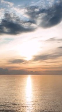 Derin mavi denizin üzerinde fantastik bir günbatımının büyüleyici güzelliğine dalın. Zengin renk değişimine ve denizin yüksek kalitedeki dokusuna tanık olun. Güneş ışınlarını yansıtıyor..