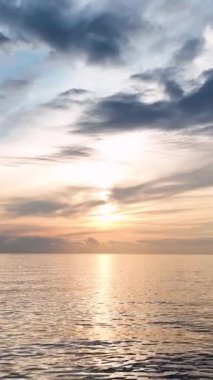 Gün batımında deniz manzarasının göksel güzelliğine kapıl. Derin mavi denizin ahenkli renk değişimine ve büyüleyici dokusuna tanık olun. Güneş ışınlarının yansımalarıyla süslenmiştir. Bırak...