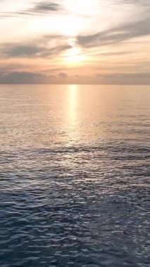 Kendinizi denizin üzerinde gün batımının göksel ihtişamına daldırın. Kozmik renklerin mozaiğine ve derin mavi suların kaliteli dokusuna hayret, güneşin parlak yansımaları tarafından öpüldü..