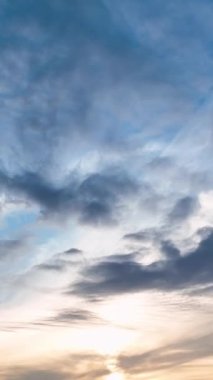 Gün batımında deniz manzaralı bir astral maceraya atlayın. Göksel renk değişimine ve derin mavi denizin büyüleyici dokusuna tanık olun. Güneş ışınları tarafından aydınlatılıyor..