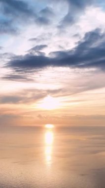 Okyanus günbatımının dingin güzelliğine, büyüleyici bir renk değişimine ve derin mavi denizin kaliteli bir dokusuna sahip, güneşlerin parlak ışınlarını yansıtan,.