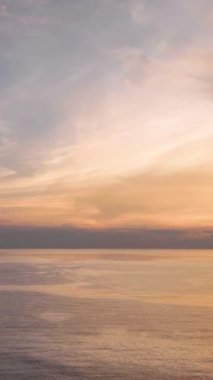 Alanyas Denizi 'nde büyüleyici günbatımını yakalayın. Renklerin uyum içinde harmanlandığı ve gökyüzünde bir başyapıt oluşturduğu yerde..