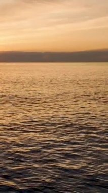 Gökyüzü büyüleyici bir renk tuvaline dönüşürken Alanya 'da deniz günbatımının huzur veren güzelliğini hissedin..