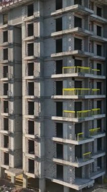 Yeni bir mahalledeki çok katlı evlerin çatılarını yorulmadan inşa eden kendini işine adamış işçilere tanık olun. Çarpıcı 4K kalitesinde bir hava görüntüsü al..