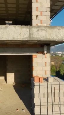Yeni bir bölgedeki çok katlı çatıların inşaatını araştırın. İşçilerin proje sürelerini aşma kararlılığına tanık olun. Kendinizi büyüleyici 4K hava görüntüsüne daldırın.