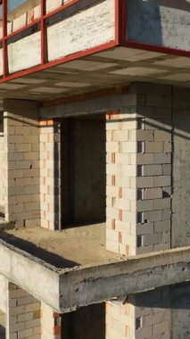İnşaatın geleceğine doğru bir yolculuğa çıkın. Mobilyaların yerlerine beton dökülmesini önleyin.