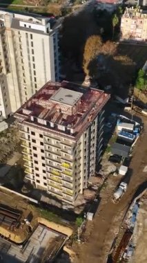 Bu dikey videoda son teknoloji ürünü yüksek katlı komplekslerin yapımına tanık olun. İhtişamı ve entelektüeli tecrübe et..