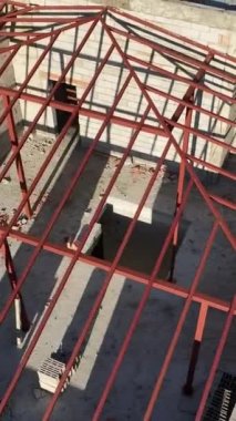 Üst düzey altyapıya sahip çok katlı komplekslerin inşasında kullanılan işçiliğe dikkat edin. Bu dikey videoda lüks içinde yaşamanın örneğini keşfedin..