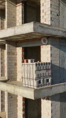 Bu dikey videoda Türkiye 'nin Alanya kentindeki Akdeniz kıyısı boyunca varlıklı altyapı ile görkemli yüksek binaların yaratılmasına tanıklık ederken ihtişamlı bir dünyaya adım atın..
