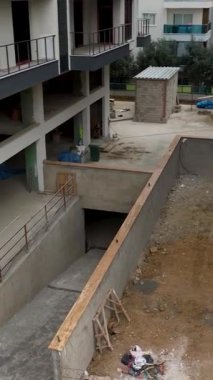 Bu dikey videodaki konut inşaatlarına özel olarak göz atın..