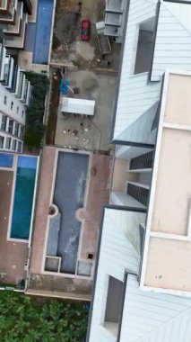 Bir yaz havuzu zirveye ulaşırken heyecanı ve beklentiyi yakalayın. İnşaatın son aşamaları ihtişamını gözler önüne seriyor..