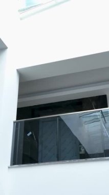Atriyum alanının ihtişamına tanık olun. Çok katlı bir binada bir dron, inşaatın son aşamasında mimari unsurlarını incelikle keşfediyor.