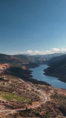 Bu dikey videoda Mars benzeri zeminin eşsiz rengini ve dokusunu gösteren bir dünya dışı manzaraya adım atın. Bırakalım dünya dışı atmosfer ekranınızı bununla değiştirsin.