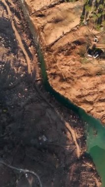 Dağ nehrinin etrafındaki güzelliği yansıtan yansımalarına hayret edin. Bu dikey video dingin atmosferi ve çarpıcı görselleri yakalar ve canlı bir duvar kağıdı oluşturur.