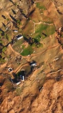 Akşam güneşleri yüzeyinde büyülü bir parıltı oluştururken soğuk suyun ruhani güzelliğini hissedin. Bu dikey video büyüleyici dokuları ve parıldayan ışığı sergiliyor.