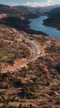 Deniz seviyesinin üzerinde akan bir nehri yakalayan bu dikey videoyla bir dağ çekilmesinin huzurunu yaşayın. Huzurlu ortam ve doğal güzellik üzerine huzurlu bir duvar kağıdı yaratsın.