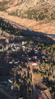 Sıcak altın saat güneş ışığıyla yıkanmış bir dağ nehrinin büyüleyici görüntüsüne tanık olun. Bu dikey video büyüleyici renkler ve dingin atmosfer sergiliyor. Rahat ve davetkar bir ortam yaratmak için mükemmel.