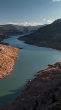 Resimli dağ nehri kıyısında otantik bir Türk bölgesini gösteren bu dikey videoyla mükemmel bir zemin oluşturun. Sakin atmosfer ve kültürel cazibenin ekranını değiştirmesine izin ver.