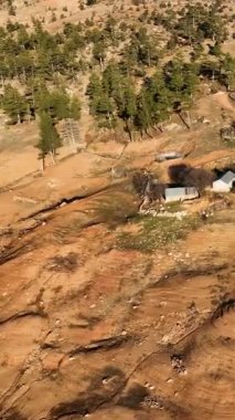 Kendinizi bir dağ nehrinin dokusuna bu dikey videoyla daldırın, karmaşık detayları yakalayın ve büyüleyici akışı yakalayın. Doğanın saf güzelliği ekranını bu büyüleyici güzellikle donatsın.
