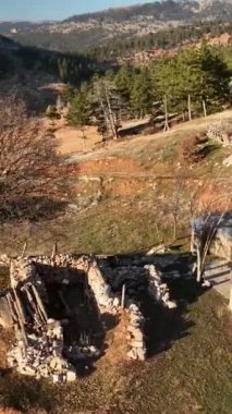 Akşam güneşleri yüzeyinde büyülü bir parıltı oluştururken soğuk suyun ruhani güzelliğini hissedin. Bu dikey video büyüleyici dokuları ve parıldayan ışığı sergiliyor.