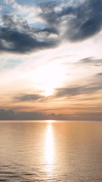 놀랍도록 아름다운 일몰을 색깔의 변화와 바다에 광선의 반사에 감탄하다 — 비디오
