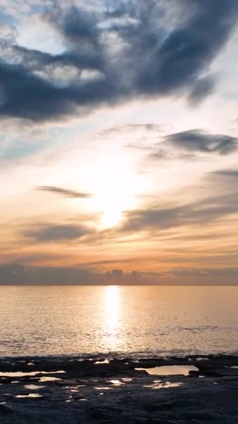 海の夕日の息をのむような光景を目撃してください ダイナミックな色のグラデーションと深い青い海の穏やかな動きに驚嘆し 沈みゆく太陽の黄金の光線を反映しています — ストック動画