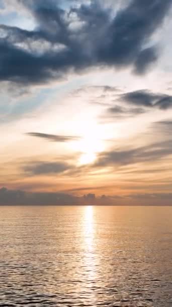 日没の間に色の畏敬の念を起こさせるシンフォニーに魅了されてください 太陽の光で照らされた深い青い海の色と魅惑的な質感の調和のとれたブレンドを体験してください — ストック動画
