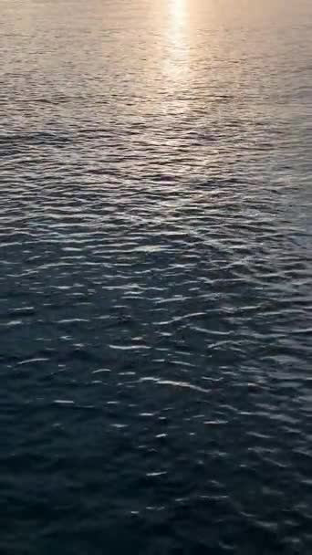 Посмотрите Величественный Закат Над Морем Небо Демонстрирует Яркий Цветовой Градиент — стоковое видео