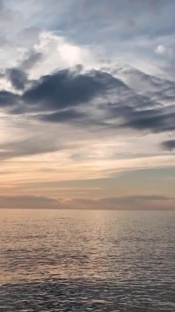 看那迷人的色彩渐变和深蓝色大海精致的质感 反射出太阳光 让宇宙的海洋景观把你带到遥远的遐想的地平线 — 图库视频影像