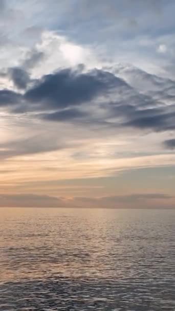 海の夕日の静けさを体験してください 空は素晴らしい色のグラデーションを明らかにし 深い青い海は質の高いテクスチャを示しています — ストック動画