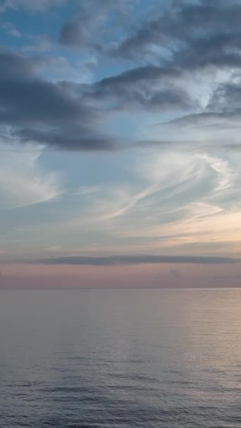 空が鮮やかな色のグラデーションを発表し 深い青色の海が太陽の放射線を反映して驚くほどの質感を示す海の壮大な夕日を見てください — ストック動画