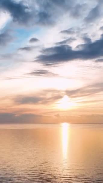 奇异的色彩梯度和深蓝色的大海显示出迷人的质感 反映了太阳光 让宇宙的海洋景观把你带到一个超越你的视野的领域 — 图库视频影像