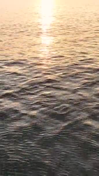 地平線の下に太陽が沈み 暖かい色合いで空を満たすように Alanyaの海の夕日の静けさを体験してください 穏やかな雰囲気があなたを洗い流し 穏やかなエネルギーを感じることができます — ストック動画