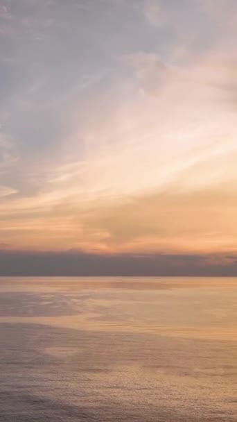 捕捉迷人的落日在阿拉尼亚海上空 那里的色彩和谐地融合在一起 在天空中创造出一部杰作 — 图库视频影像