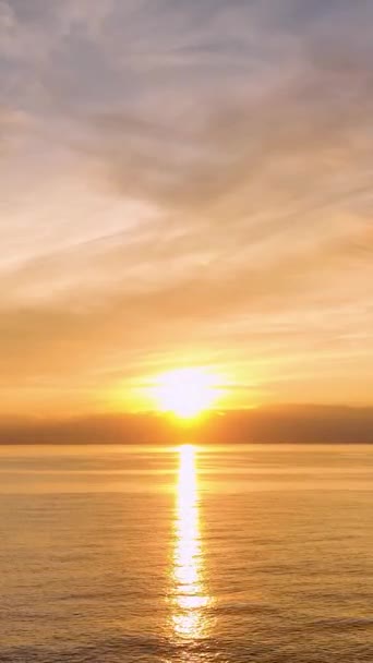 Altın Işınlar Sakin Suları Yansıtırken Alanya Deniz Günbatımının Büyüleyici Güzelliğinin — Stok video