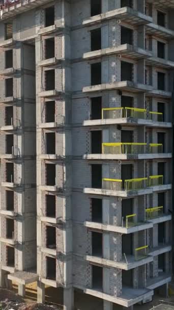 Bevittna Hängivna Arbetarna Outtröttligt Bygga Taken Flervåningshus Ett Nytt Kvarter — Stockvideo